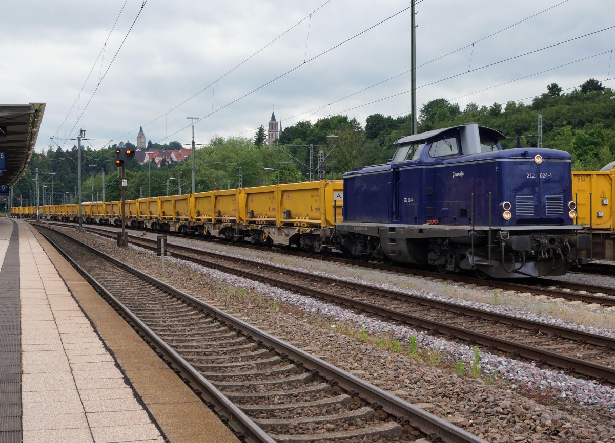 UTL: Die V 100 2024 im Dienste von UTL bringt die Aushubwagen von Stuttgart 21 am 18. Juni 2015 in den Steinbruch nach Deisslingen-Rottweil, wo sie entladen werden.
Foto: Walter Ruetsch