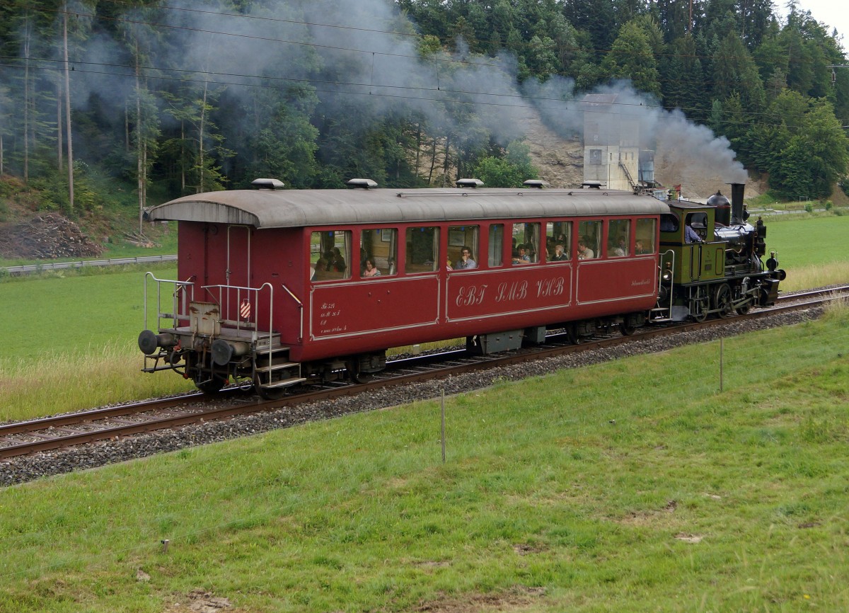 VDBB: Sonderzug mit der Ed 3/3 3 + Bi bei Griesbach (Sumiswald) am 20. Juni 2015. Der Dampfzug befährt den Streckenabschnitt Sumiswald-Huttwil, wo der Bahnbetrieb längst auf Busse umgestellt wurde.
Foto: Walter Ruetsch