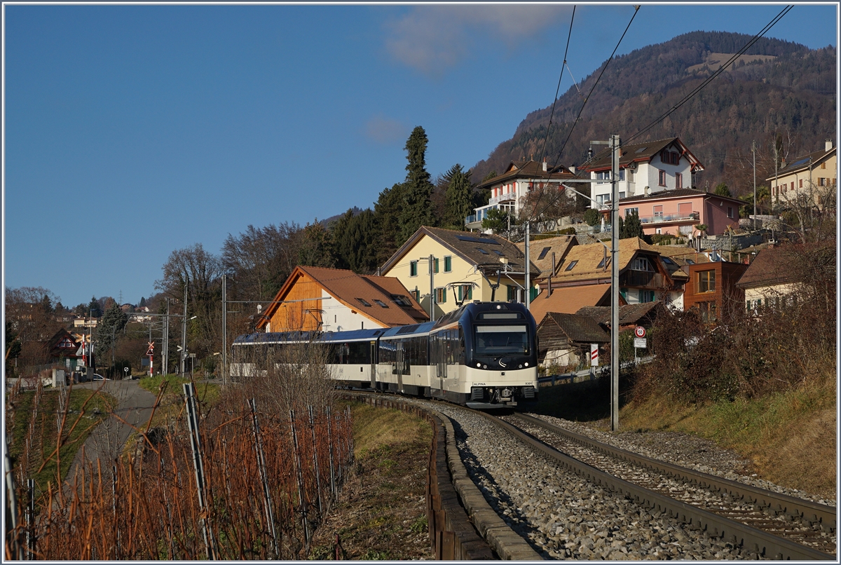 Vermehr werden Regionalzugleistungen von den neuen Alpina ABe 4/4 / Be 4/4 übernommen. Das Bild zeigt den Regionalzug 2221 von Zweisimmen nach Montreux mit dem Alpina ABe 4/4 9301, zwei Zwischenwagen und dem Be 4/4 9201 am Schluss bei Planchamp. 27. Dez. 2016