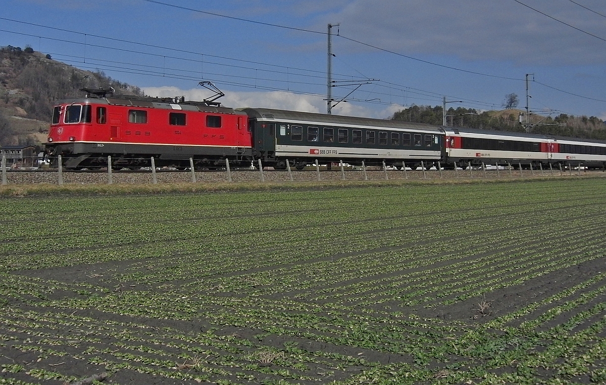 Von St. Gallen kommend befindet sich Re 4/4 II 11224 mit dem RHEINTAL-EXPRESS RE 3815 am 06.03.2012 bei Weite auf der Fahrt nach Chur.