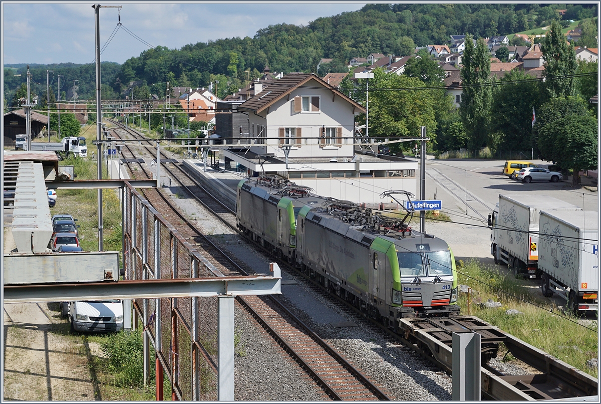 Von Stanort und Licht nicht ideal, doch da nicht alltäglich, trotzdem ein Bild der beiden BLS Re 475 014 und 013, die mit einem Güterzug in Läufelfingen Richtung Basel fahren.

11. Juli 2018