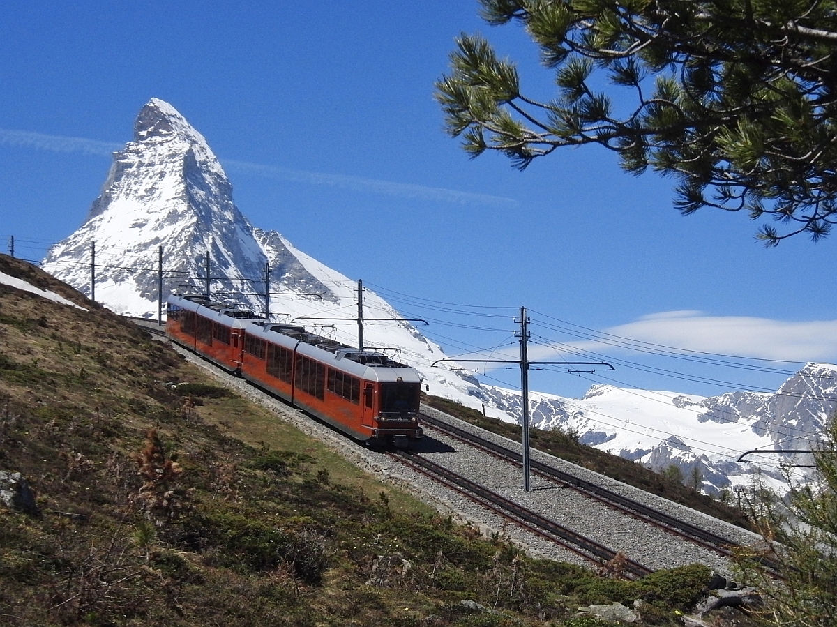Vor dem 4478 Meter in die Höhe ragenden Matterhorn befinden sich am 16.06.2013 die Triebwagen der Gornergratbahn zwischen den Stationen Riffelberg und Riffelap auf Talfahrt.