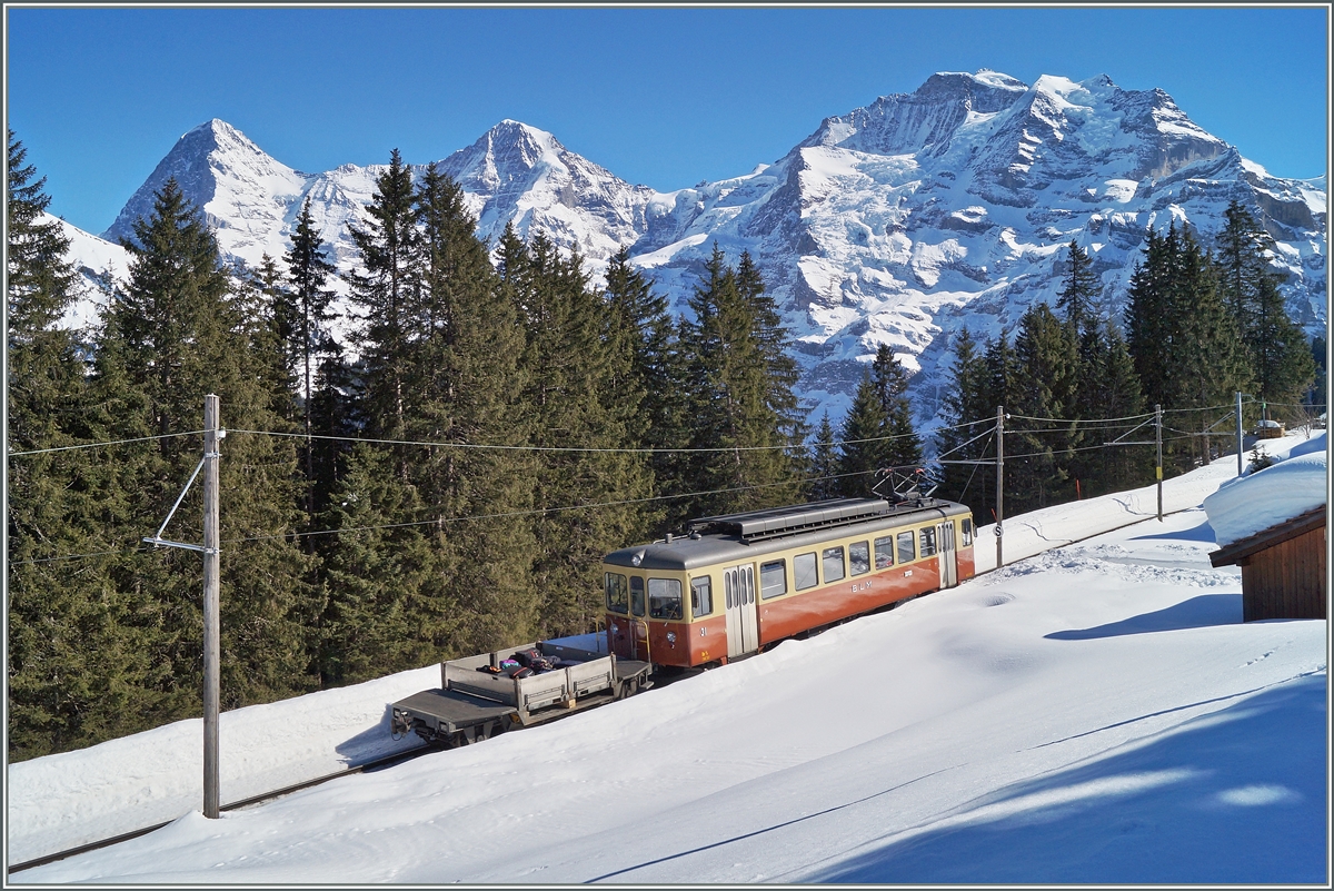 Vor der Kulisse von Eiger Mönch und Jungfrau fährt der BLM Regionalzug Richtung Mürren.
9. März 2014