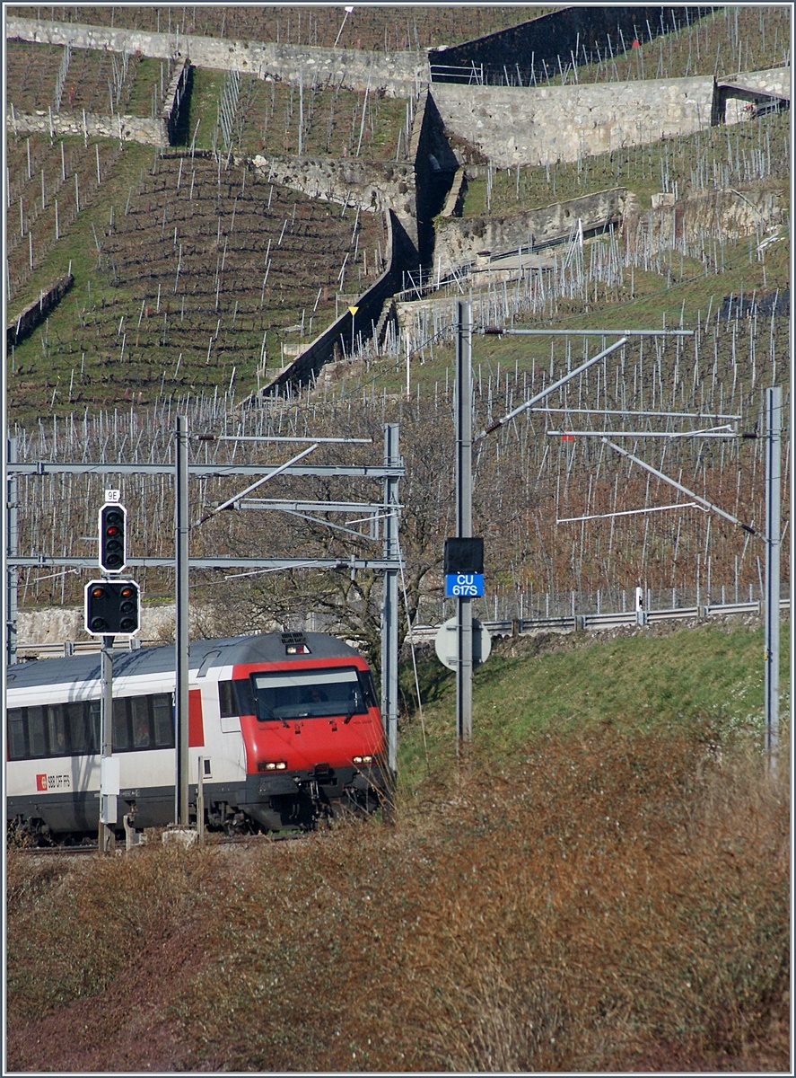 Voraussichtlich am 23. April 2017 wird die Strecke Lausanne - Villeneuve auf ETCS umgestellt und somit werden die ortsfesten Lichtsignale verschwinden und blauen Tafeln Platz machen.
Damit einher geht auch die Restriktion, dass nur noch ECTS taugliche (Spitzen)-Fahrzeuge die Strecke befahren dürfen.
Bei Rivaz, den 4. März 2017