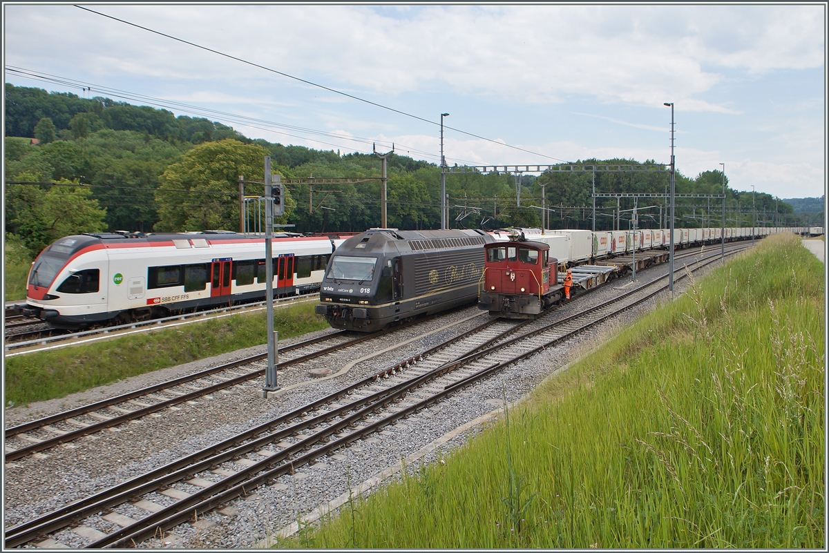 Vufflens la Ville - eine  Haltestelle  mit viel Verkehr: an der eigentlichen Haltstelle zeigt sich ein SBB RABE 523 Flirt, auch den vor einigen Jahren zur Erschliessung des Industriegebietes errichteten Gleisen steht eine BLS Re 465 mit einem Rail-Care Zug und ein Tm 2/2 rangiert auf dem Nebengleis. 

3. April 2014