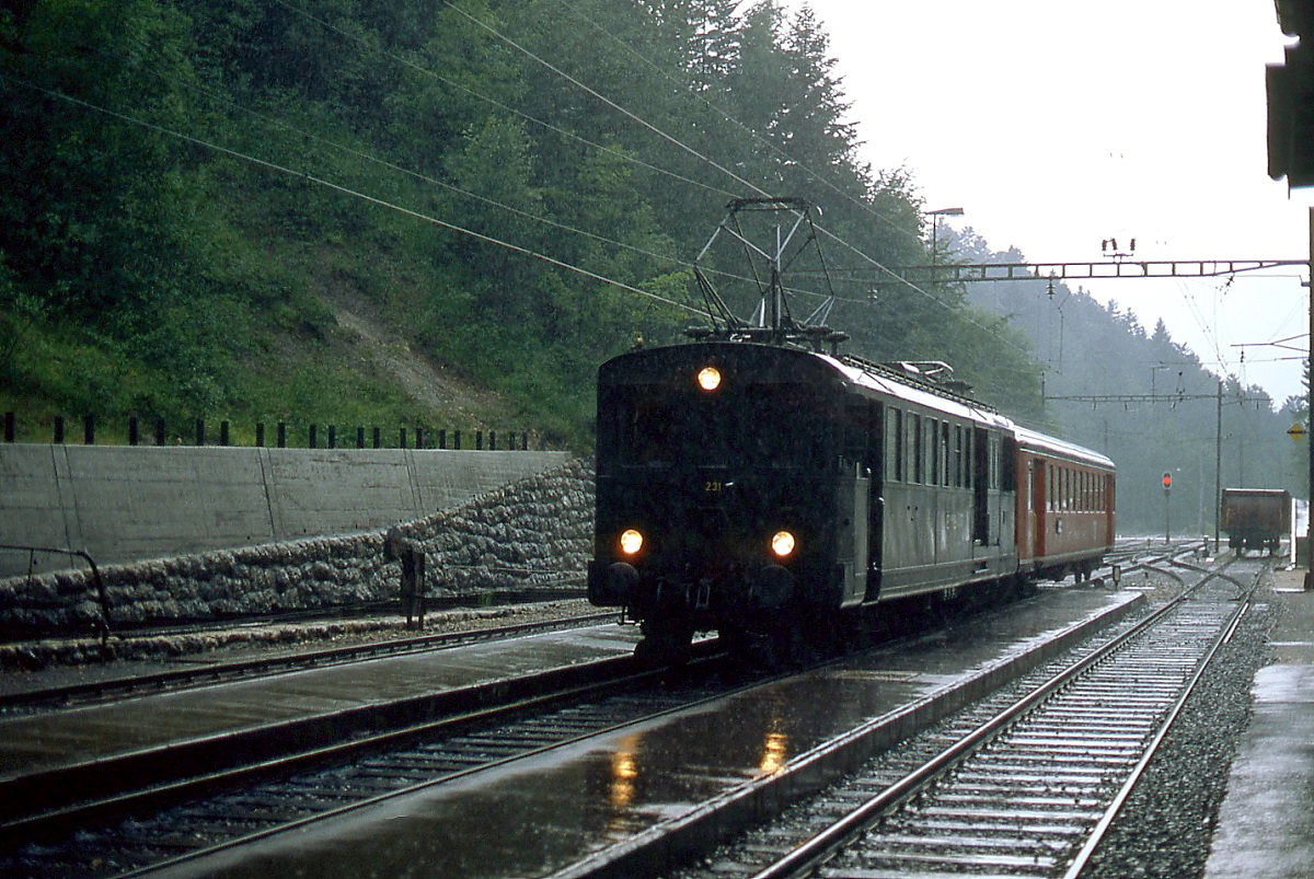 Während eines heftigen Regenschauers fährt BDe 2/4 231 der EBT im Juli 1983 in Gänsbrunnen ein
