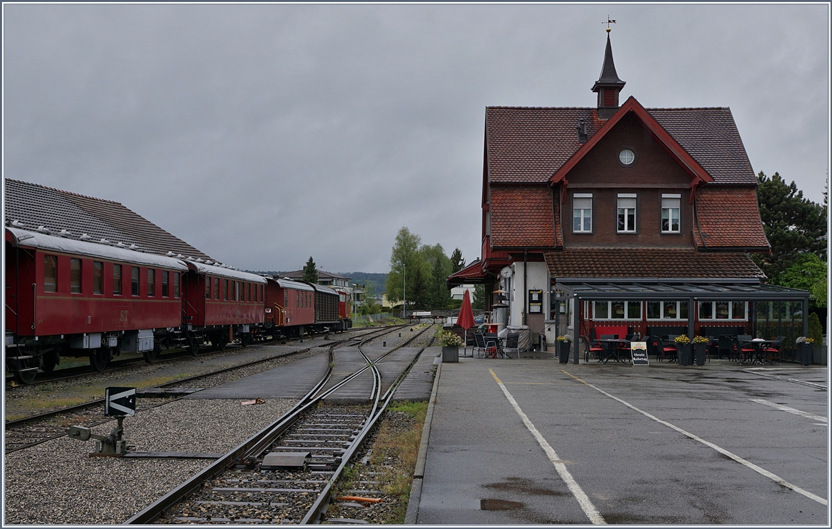 Während im nicht weit entfernten Schöftland halbstündlich moderne Pendelzüge Richtung Aarau verkehren, herrscht in Bahnhof Triengen nicht nur am Sonntag ziemliche Ruhe.
7. Mai 2017