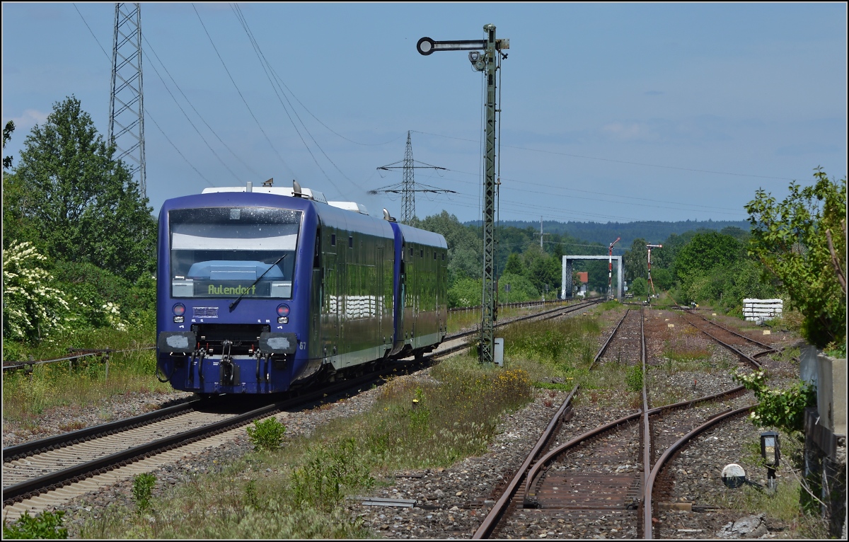 Wagen 67 der Bodensee-Oberschwaben-Bahn (BOB) im Bahnhof Niederbiegen auf dem Weg nach Aulendorf. Mai 2014.