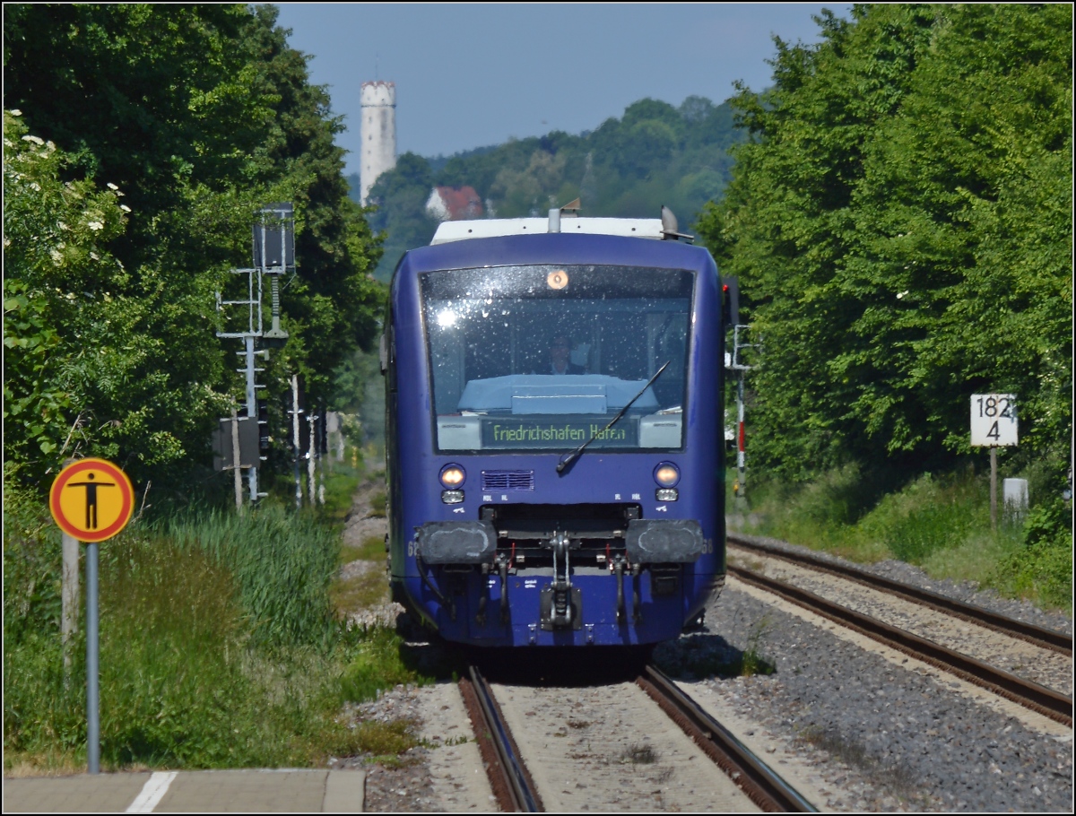 Wagen 68 der Bodensee-Oberschwaben-Bahn (BOB) bei Oberzell auf dem Weg nach Friedrichshafen. Im Hintergrund einer der Ravensburger Türme. Mai 2014.