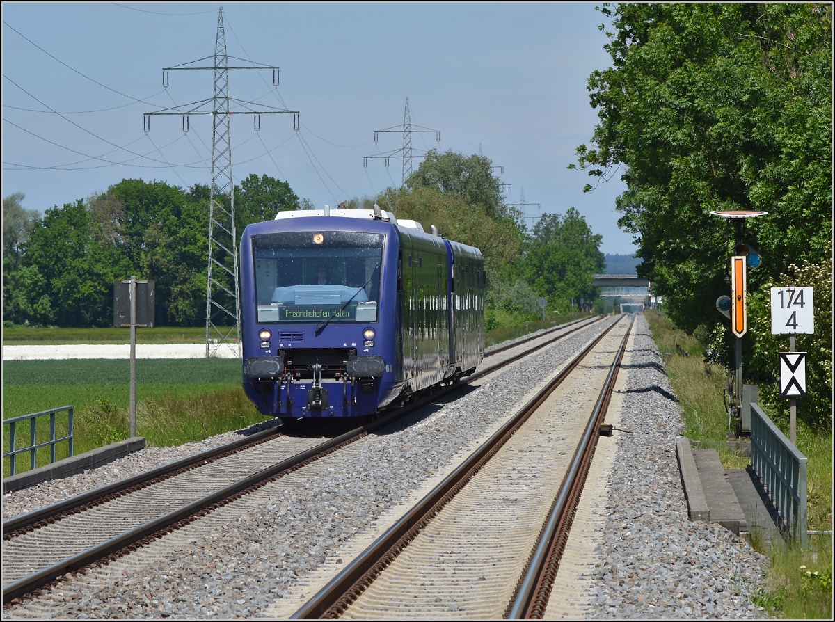 Wagen 68 der Bodensee-Oberschwaben-Bahn (BOB) bei Berg/Weingarten auf dem Weg nach Friedrichshafen. Mai 2014.