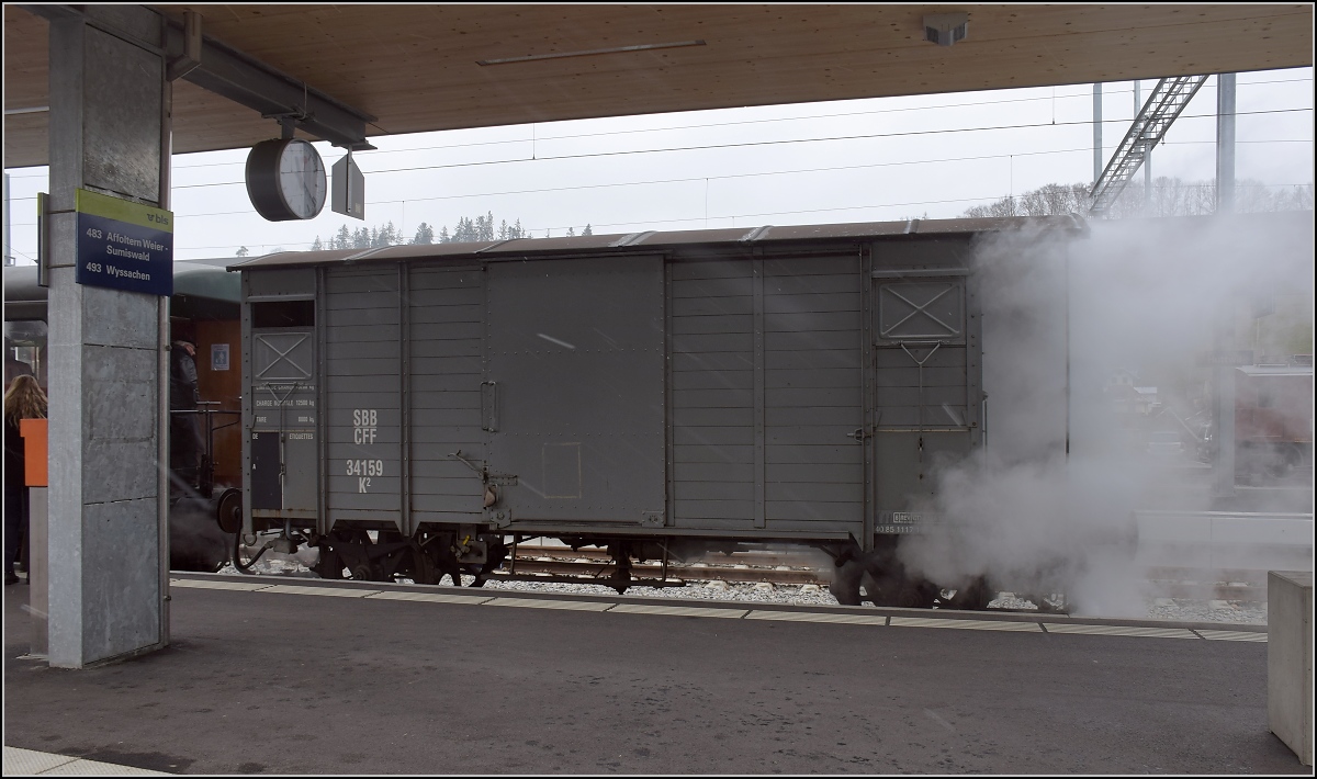 Zugende des Leichtstahlwagenzugs des Vereins historische Emmentalbahn. Am Ende der beheizte und dampfende Güterwagen K2. Huttwil, Februar 2018.