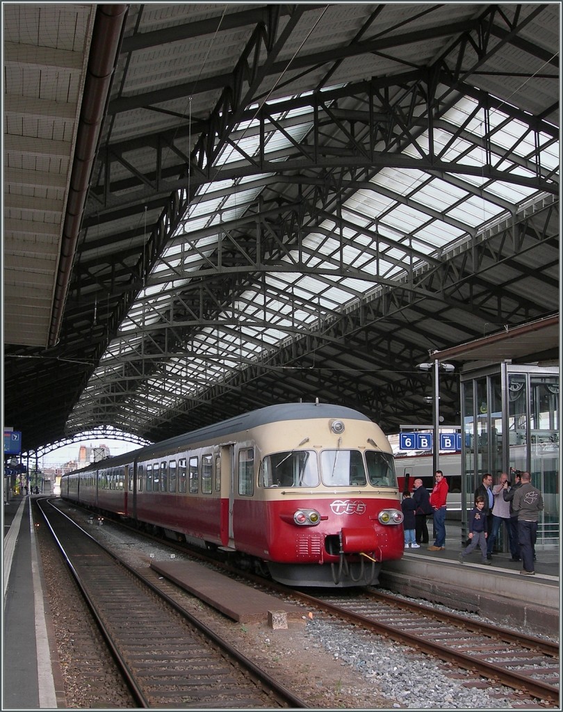Zur Feier 100 Jahre Vallorbe - Frasne reiste der RAe TEE II 1051 an und wartet nach dem Fahrtrichtungswechsel in Lausanne nun auf die Weiterfahrt nach Vallorbe. 
16. Mai 2015