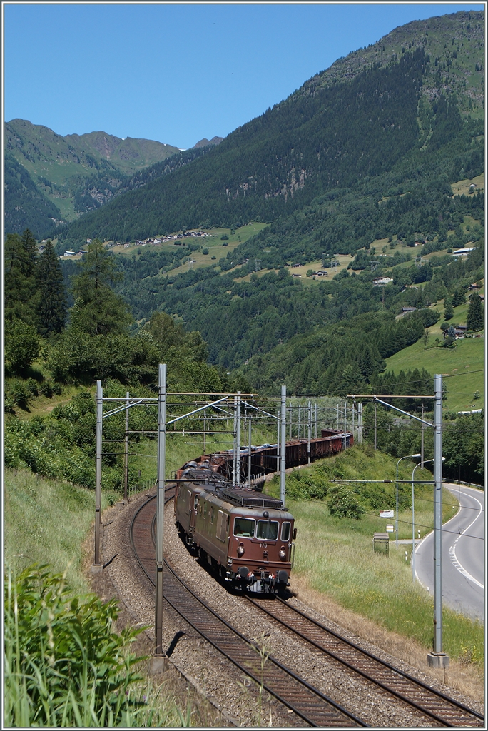 Zwei BLS Re 4/4 erreichen mit einem langen Güterzug vo Norden her in Kürze Rodi Fiesso.
24. Juni 2015