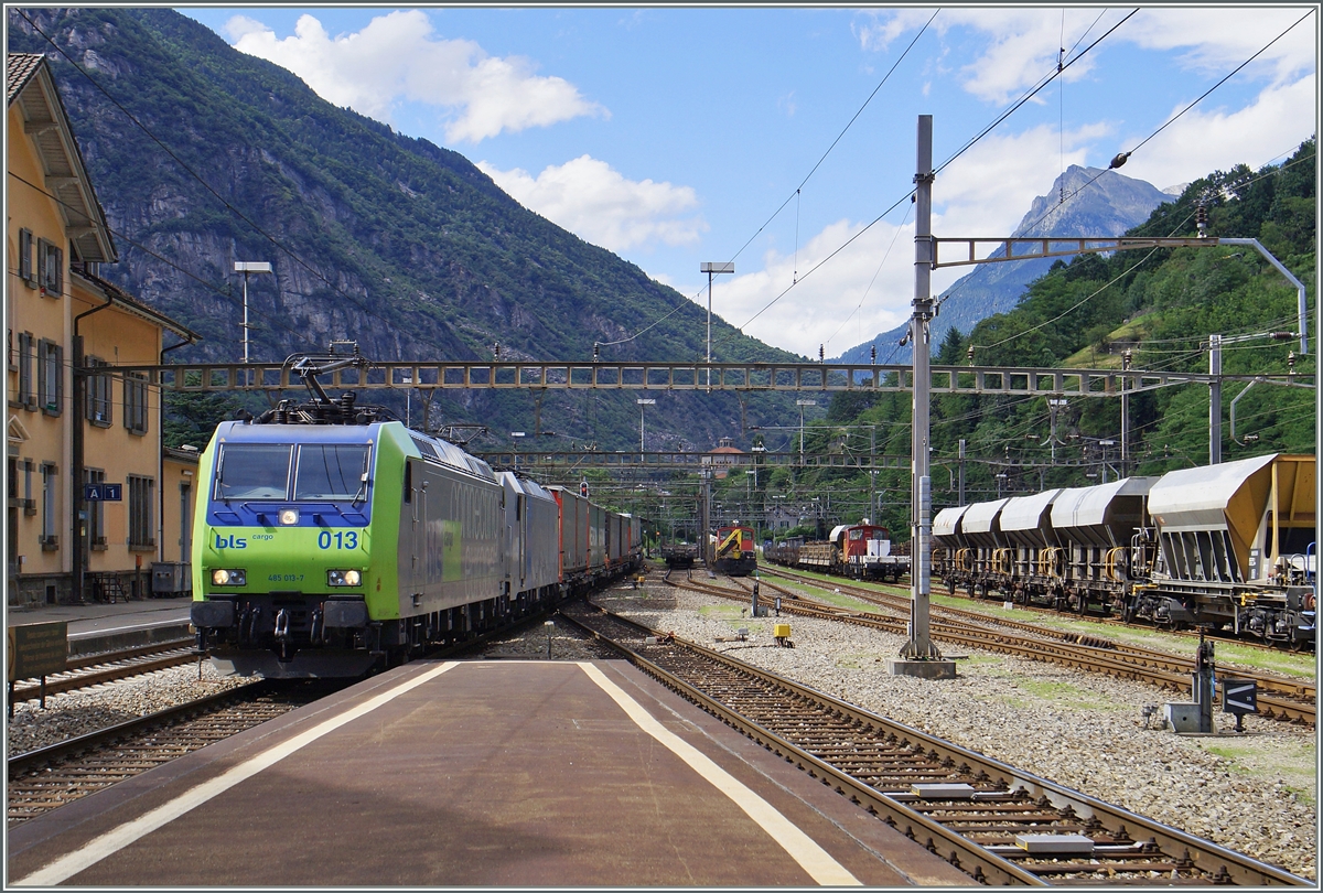 Zwei BLS RE 485 erreichen mit ihrem Güterzug Biasca.
23. Juni 2015