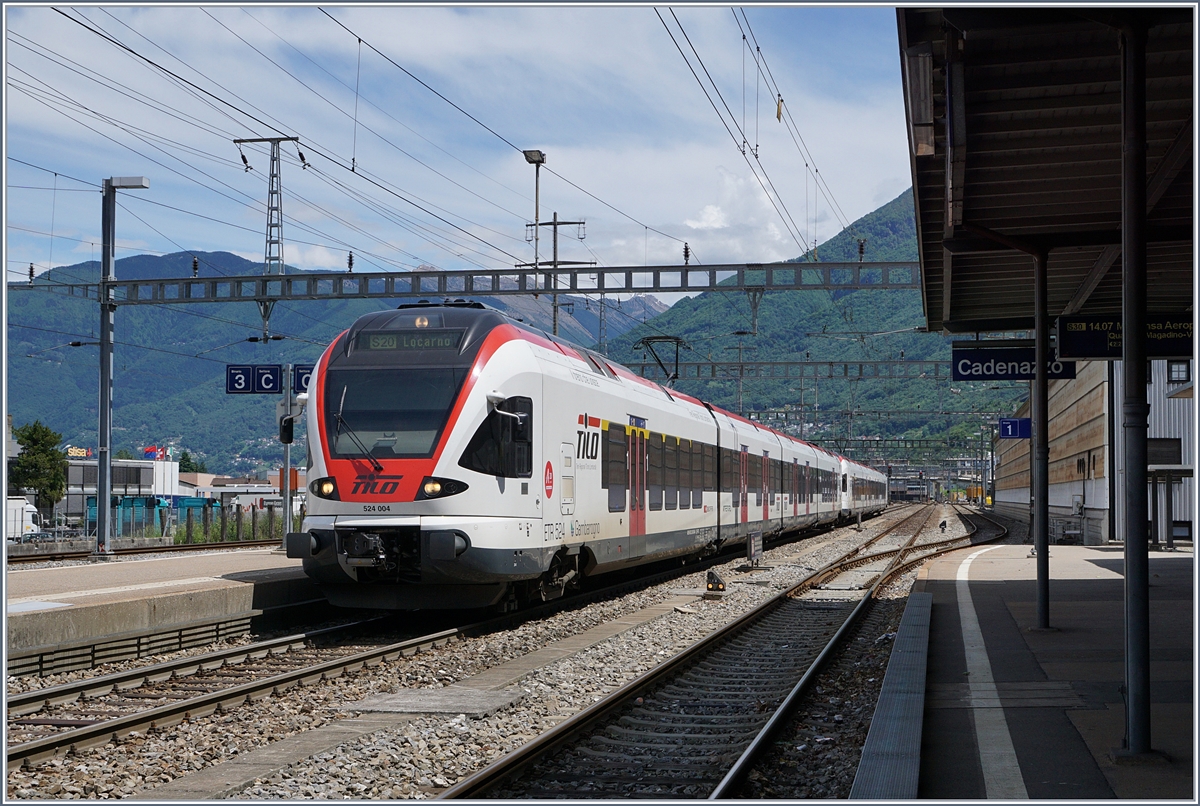Zwei TILO RABe 524 verlassen als S20 Cadenazzo Richtung Locarno.
20. Mai 2017