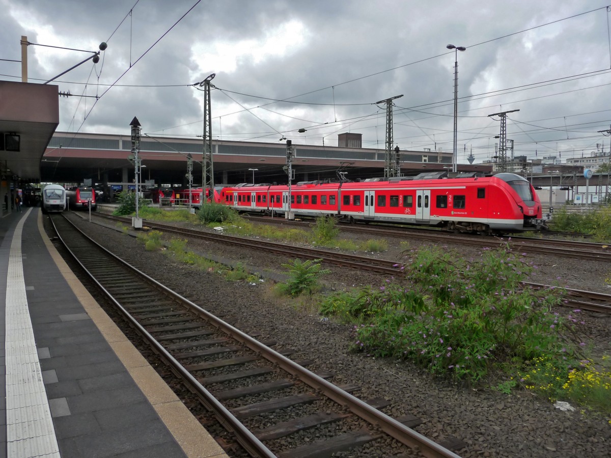 Zwei unbekannte 1440 fahren am 25.09.15 auf dem Weg nach Mönchengladbach in den Düsseldorfer Hauptbahnhof ein.