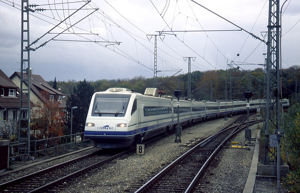 Zwischen 1999 und 2006 verkehrte der ETR 470 zwischen Mailand und Stuttgart ber die Gubahn. Hier durchfhrt er um 2000 Stuttgart-Rohr und wird gleich den Endpunkt Stuttgart Hbf. erreichen.