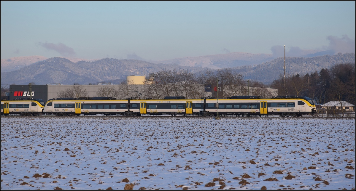 Zwischen Belchensystem und Blauendreieck. 

Eine Mireo-Doppel von bwegt Richtung Freiburg bei Buggingen. Im Hintergrund Schauinsland und Haldenköpfle. Februar 2021.