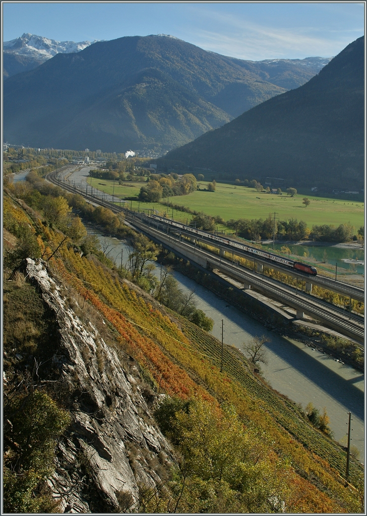 Zwischen Visp und Raron zweigt die Zufahrt zum Lötschberg Basis Tunnel von der Simplonstrecke Lausanne - Brig ab. 
7. Nov. 2013  