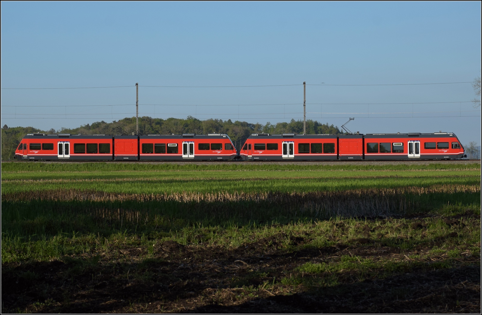 Auf der Biel-Täuffelen-Ins Bahn.

GTW Be 2/6 502 und GTW Be 2/6 507 der ASm im Lüscherzer Moos. April 2022.