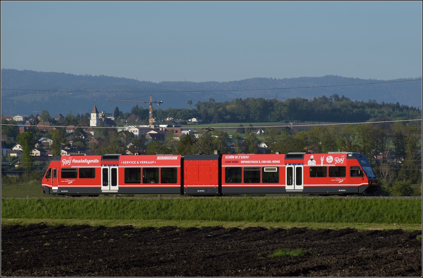 Auf der Biel-Täuffelen-Ins Bahn.

GTW Be 2/6 501 der ASm im Lüscherzer Moos. Im Hintergrund das namensgebende Täuffelen. April 2022.