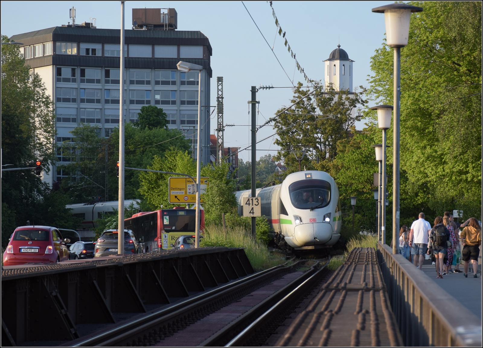Aus aktuellem Anlass: ICE 411 073 'Halle' ist der erste reguläre Planzug als ICE nach Konstanz und setzt gerade zum Sprung über die Rheinbrücke an. Mai 2023.