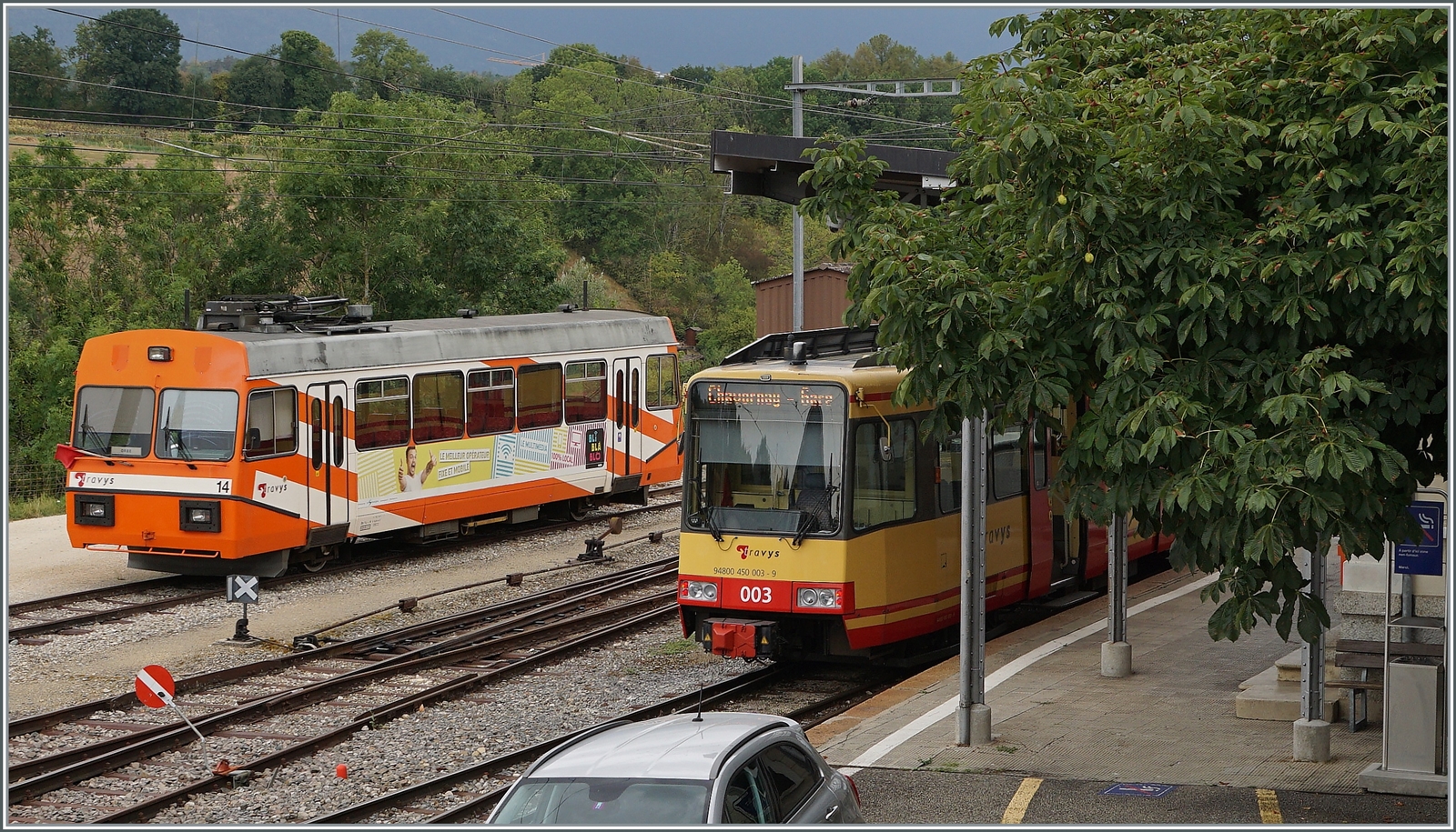 Bahnhof Orbe mit dem defekten Stadler Be 2/2 N° 14 (links im Bild) und dem dafür erworbenen Be 4/8 003 als Regionalzug nach Chavornay.

15. August 2022