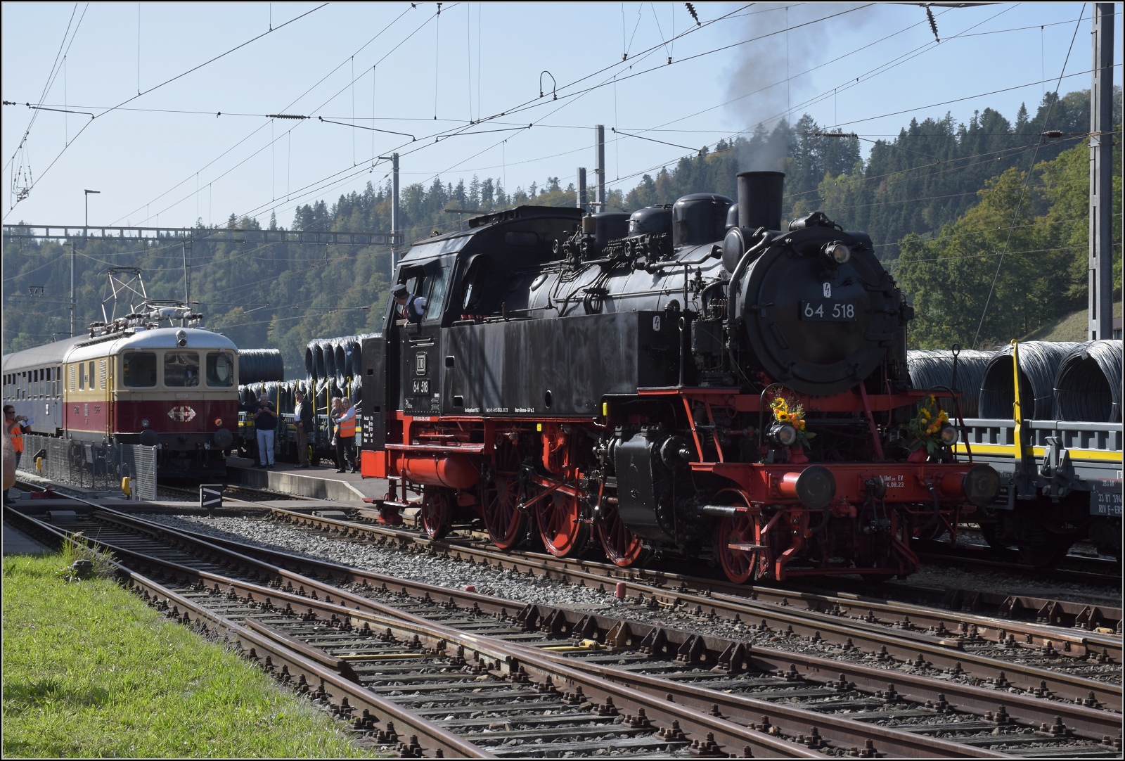Dampftage Huttwil mit frisch genesenem Bubikopf. 

64 518 rangiert vor den Museumszug. Oktober 2023.