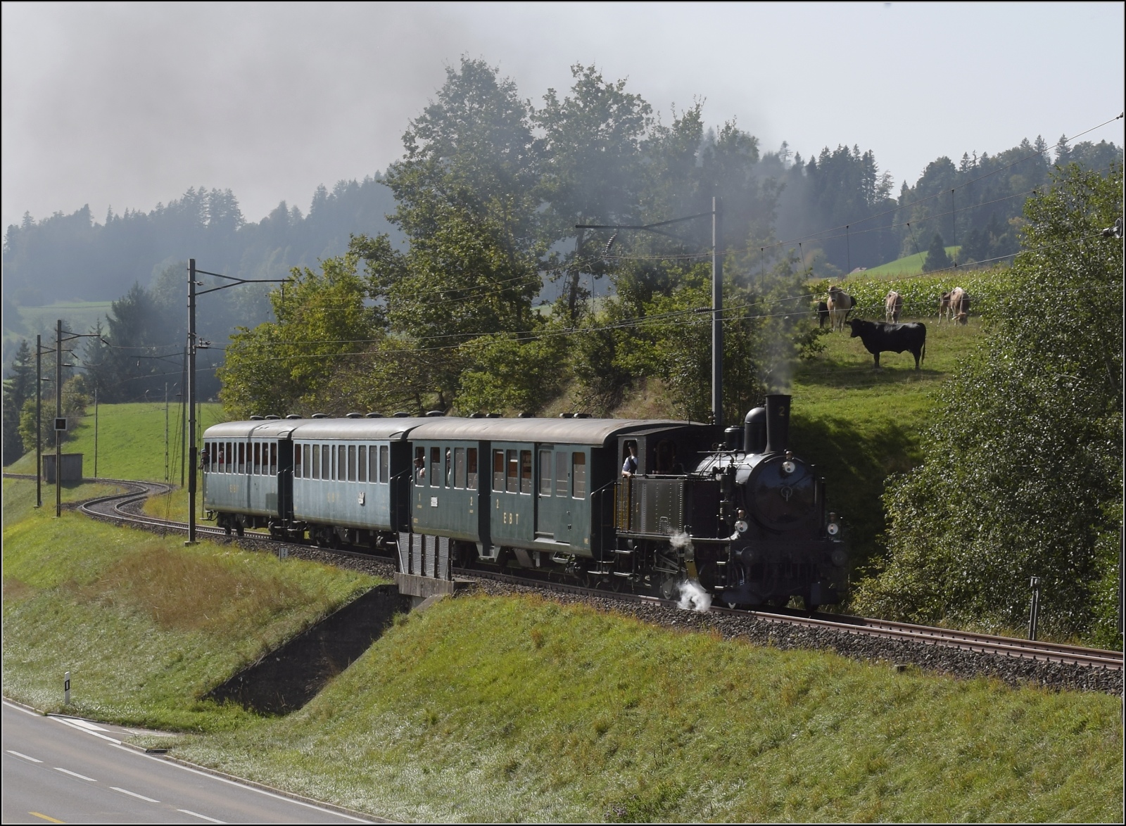 Dampftage Huttwil.

Ed 3/4 2 der Solothurn-Münster-Bahn auf dem Weg nach Huttwil. Nicht alle Eisenbahnfans sind zweibeinig. Der schwarze Fan stand schon da, der hellbraune Fan kam im Sauseschritt angerannt. Wenn es schon mal Action nahe der Weide angesagt ist, dann muss man das auch bestaunen. Griesbachmoos, Oktober 2023.