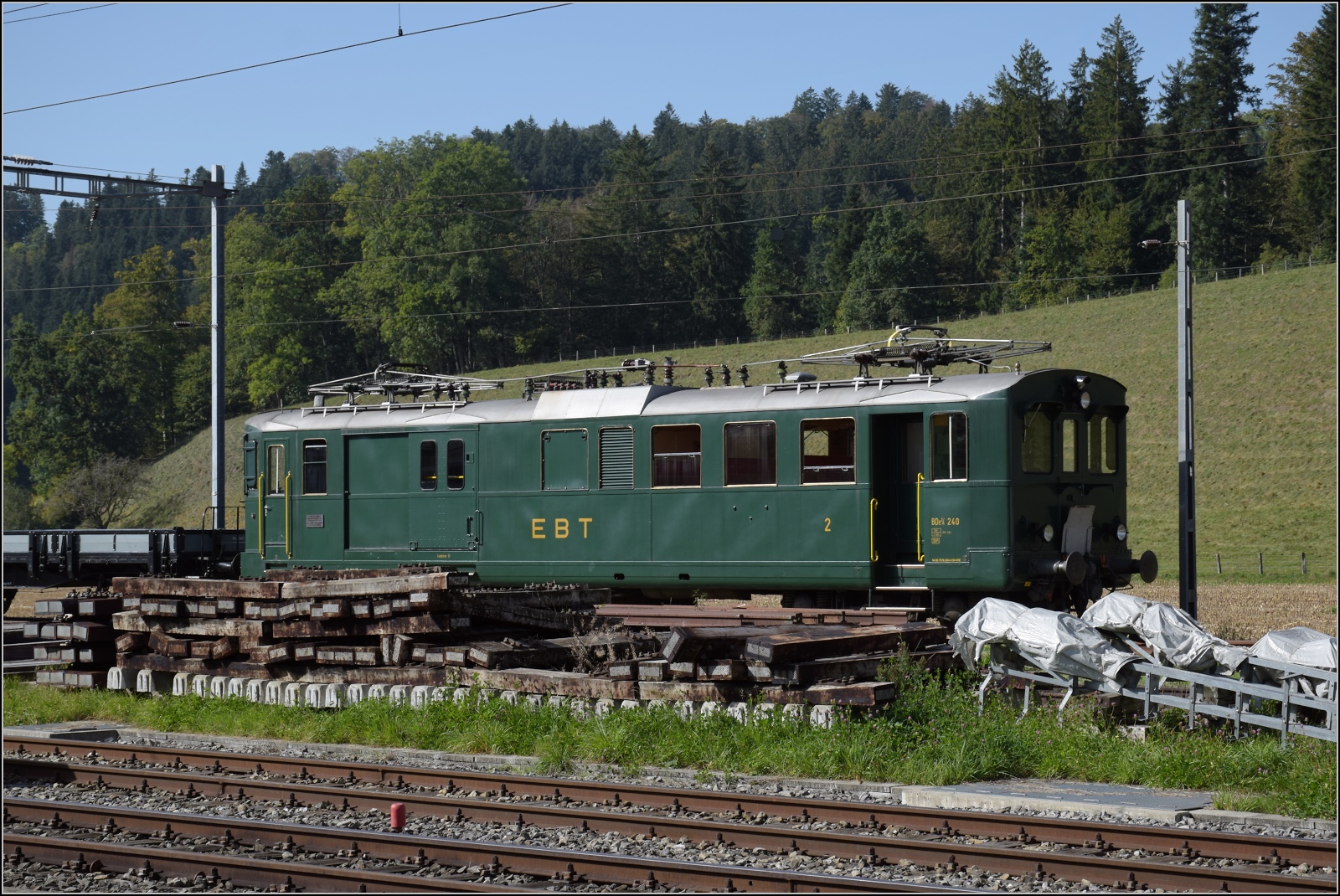Dampftage Huttwil.

Im Bahnhof Sumiswald-Grünen steht im Hintergrund De 4/4 240 der Emmentalbahn. Oktober 2023.