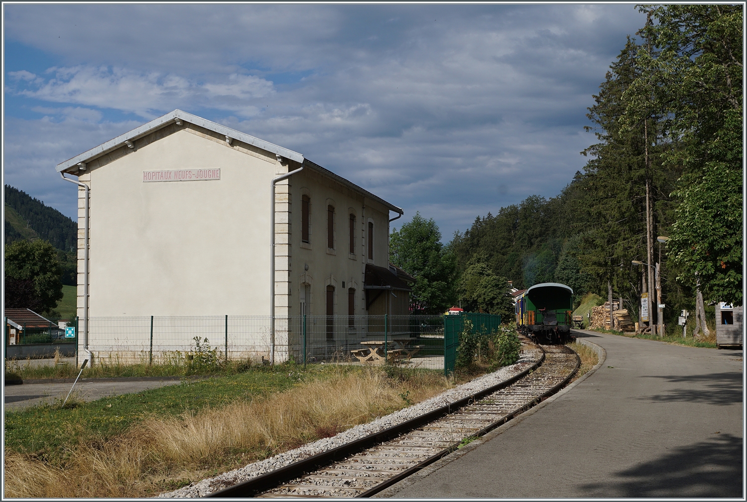 Das Bahnhofsgebäude von Hopitaux Neufe - Jougne; dieses wird aber von der Coni'Fer nicht genutzt. 

15. Juni 2023