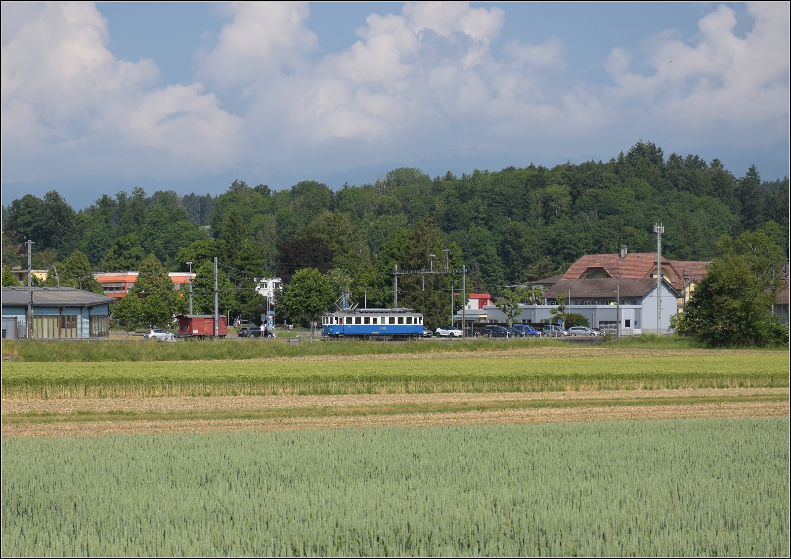 Das Blaue Bähnli BDe 4/4 36 fernab der Heimat beim Bahnhof Lohn-Lüterkofen. Juni 2023.