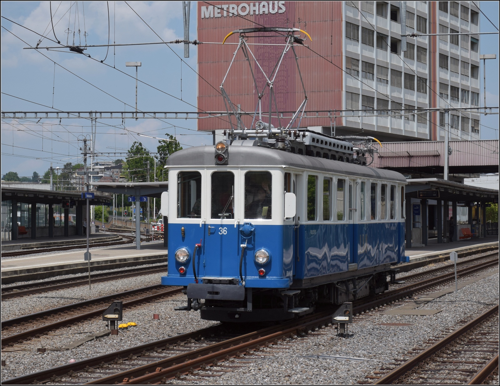 Das Blaue Bähnli VBW BDe 4/4 36 auf der falschen Strecke nach Worb. Hier vor dem Metrohaus in Worblaufen. Juni 2023.