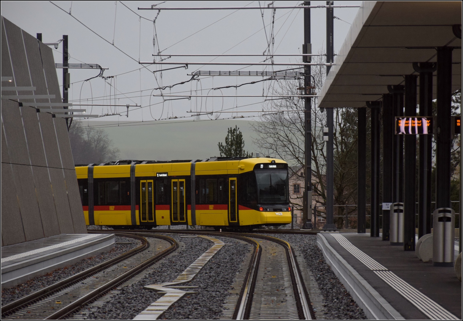 Das neue Waldenburgerli.

Im äußerst nüchternen Bahnhof Waldenburg. Dezember 2022.