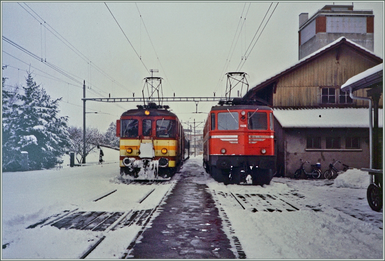 De 4/4 1661 und Ae 6/6 111416  Glaurs  stehen im verschneiten Bahnhof von Beromünster. Analogbild vom März 1988