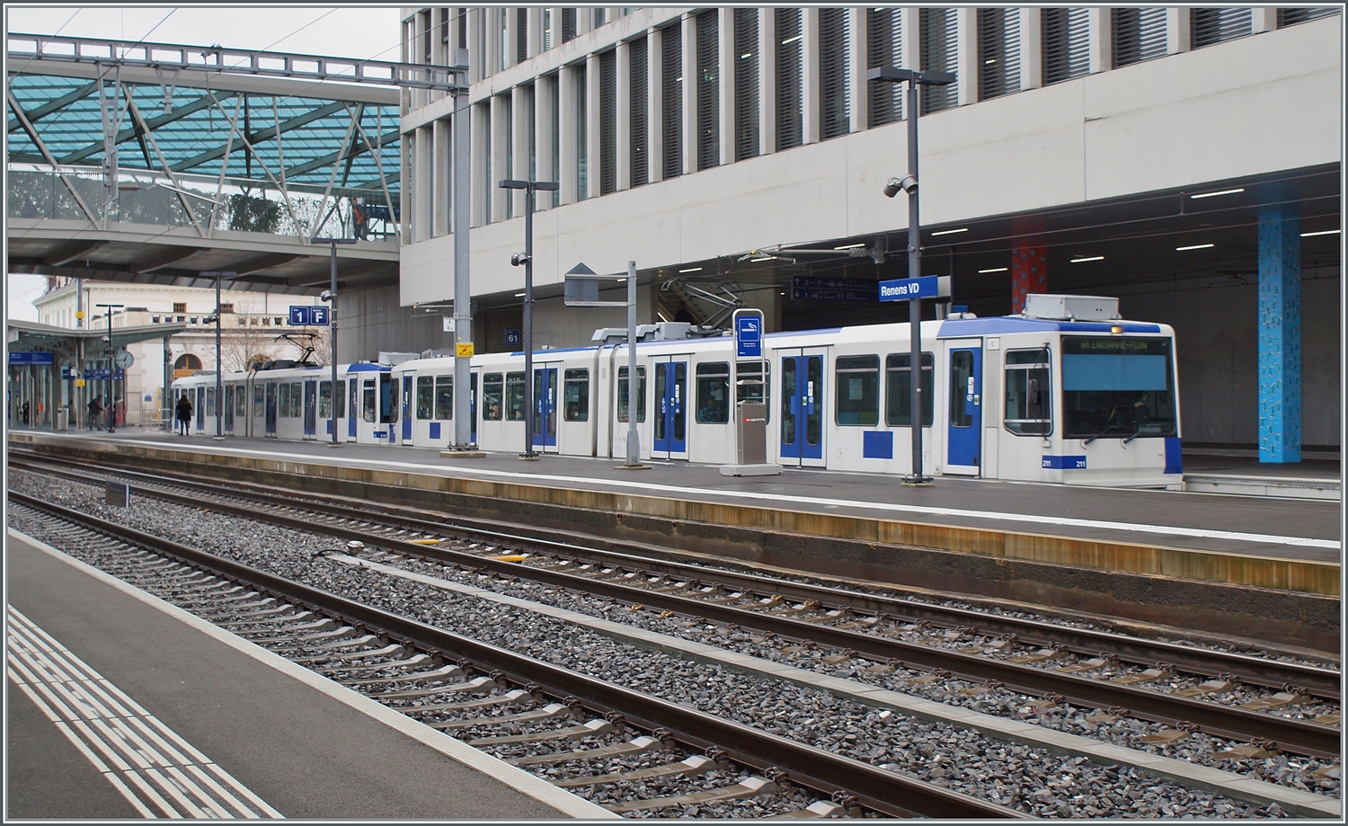 Der Bahnsteig verdeckt die Fahrwerksteile der beinden TL Be 4/6 (Be 558) in Renens VD. Der Klassiker  andere Bahnsteigseite  kommt hier nicht zu tragen. verfügt die TSOL doch in Renens VD auf diesem Gleis gleich über zwei Bahnsteige um den Ein- und Ausstieg zu beschleunigen. 

14. Dez. 2023