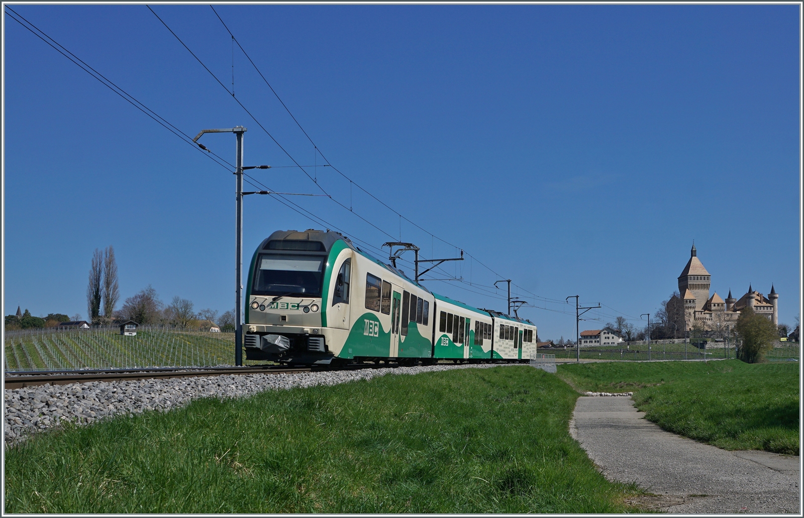 Der BAM MBC Klassiker in zwei Varianten: Bild 2: Der Be 4/4 38 ist mit einem Zwischenwagen und einem weitern Be 4/4 als Regionalzug auf der Fahrt nach Morges, Das prächtige Château de Vufflens ist im Hintergrund zu erkennen. 

5. April 2023
