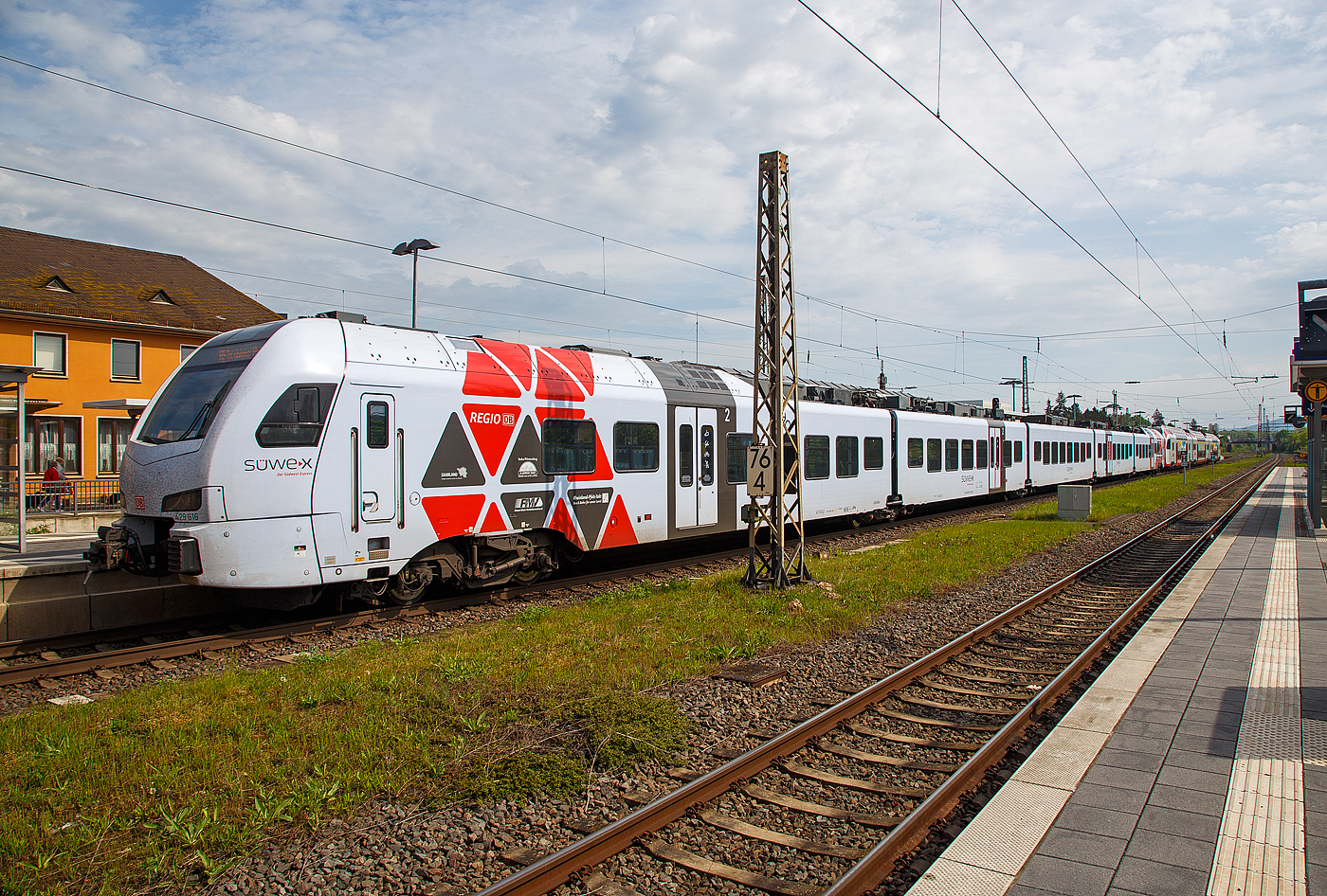 Der CFL Stadler KISS 2308 als RE 11  DeLux-Express  gekuppelt hier am Ende mit dem fünfteilige SÜWEX Stadler FLIRT³  - 429 116 / 429 616 als RE 1  Südwest-Express  nach Koblenz haben am 29.04.2018 den Hbf Wittlich erreicht.

Auffällig ist wie wenige Einstiegstüren eigentlich der fünfteilige SÜWEX Stadler FLIRT³, es sind nur 4 Türen pro Seite. Vergleichsweise bei den neuen fünfteiligen Stadler FLIRT 3 XL (der BR 3429) sind es 10 Türen pro Seite. Auch vorne der kürzere dreiteilige KISS hat mehr, bei ihm sind es 6 Türen pro Seite.

Seit dem 16. März 2015 fahren die CFL-KISS auf dem Abschnitt zwischen Koblenz und Trier gemeinsam mit den FLIRT³  der DB Regio Südwest in gemischter Mehrfachtraktion. Das ein- und zweistöckige elektrische Triebzüge zweier Staatsbahnen gemeinsam unterwegs sind, dürfte europaweit einmalig sei. Ab dem 10.12.2017 fahren einzelne CFL KISS von Koblenz weiter über Bonn und Köln Hbf bis nach Düsseldorf.