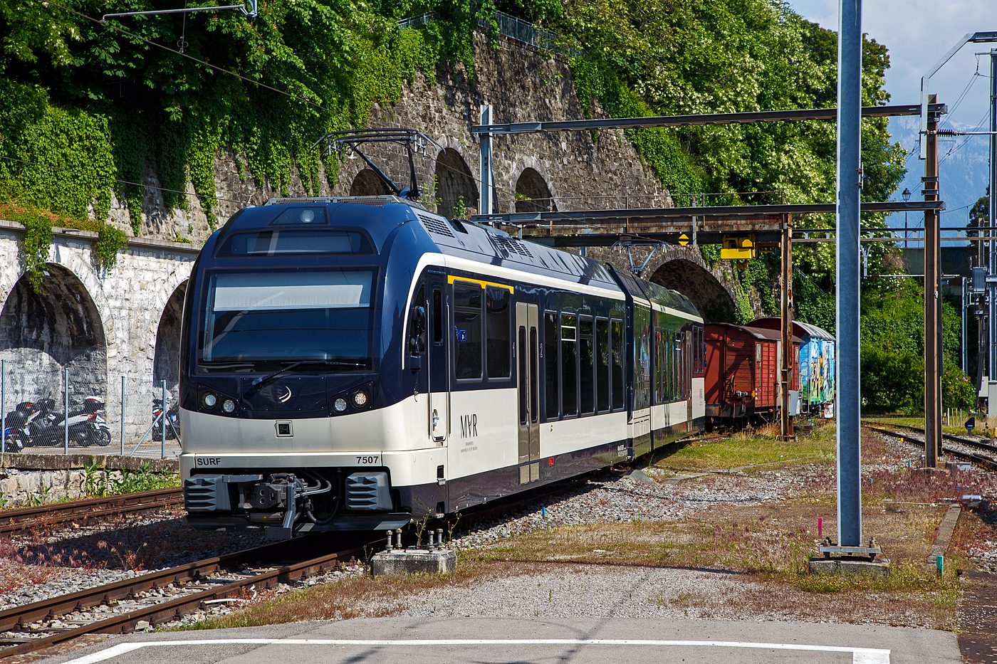 Der MVR (ex CEV) SURF ABeh 2/6 7507 ist am 26 Mai 2023 beim Bahnhof Vevey abgestellt.

SURF steht für Série Unifiée Romande pour Réseau Ferré métrique (Einheitliche Serie für das Westschweizer Meterspurige Schienennetz). Diese ab 2015 gebaute meterspurige Triebzüge mit gemischtem Adhäsions- und Zahnradbetrieb gehören zu den Stadler GTW der 4. Generation.
