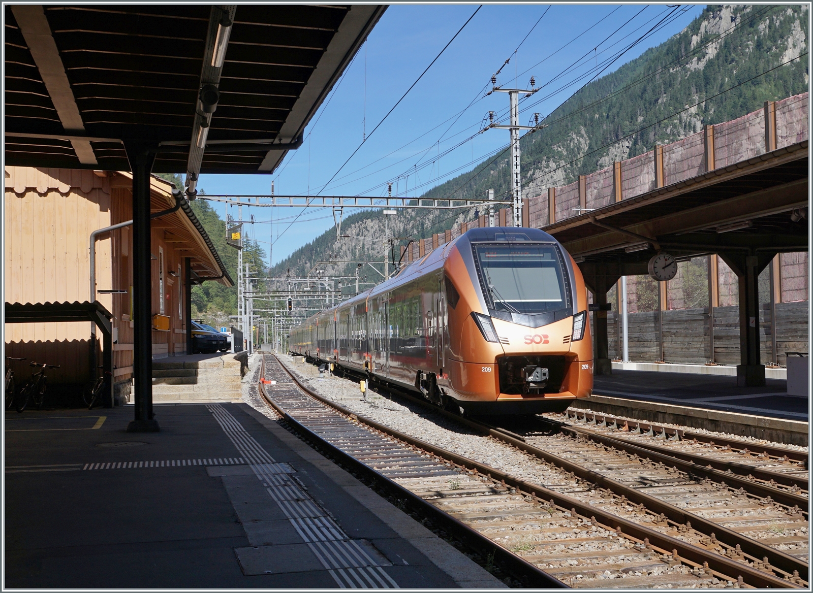 Der SOB Traverso RABe 52 109/209 verlässt als IR 61  Treno Gottardo  von Locarno nach Zürich den Bahnhof von Faido.

4. September 2023