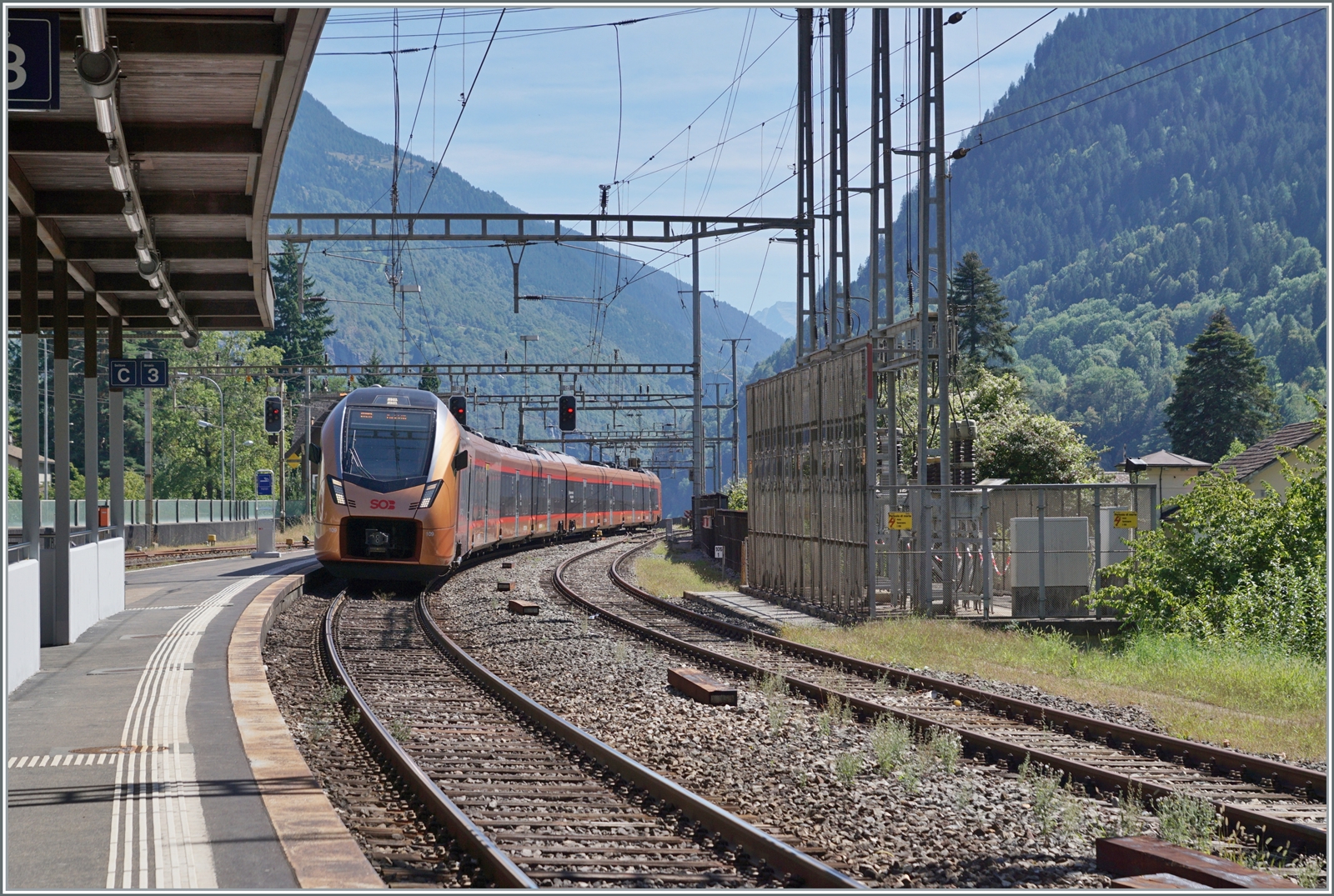 Der SOB Traverso RABe 52 109/209 erreicht als IR 61  Treno Gottardo  von Locarno nach Zürich den Bahnhof von Faido.

4. September 2023