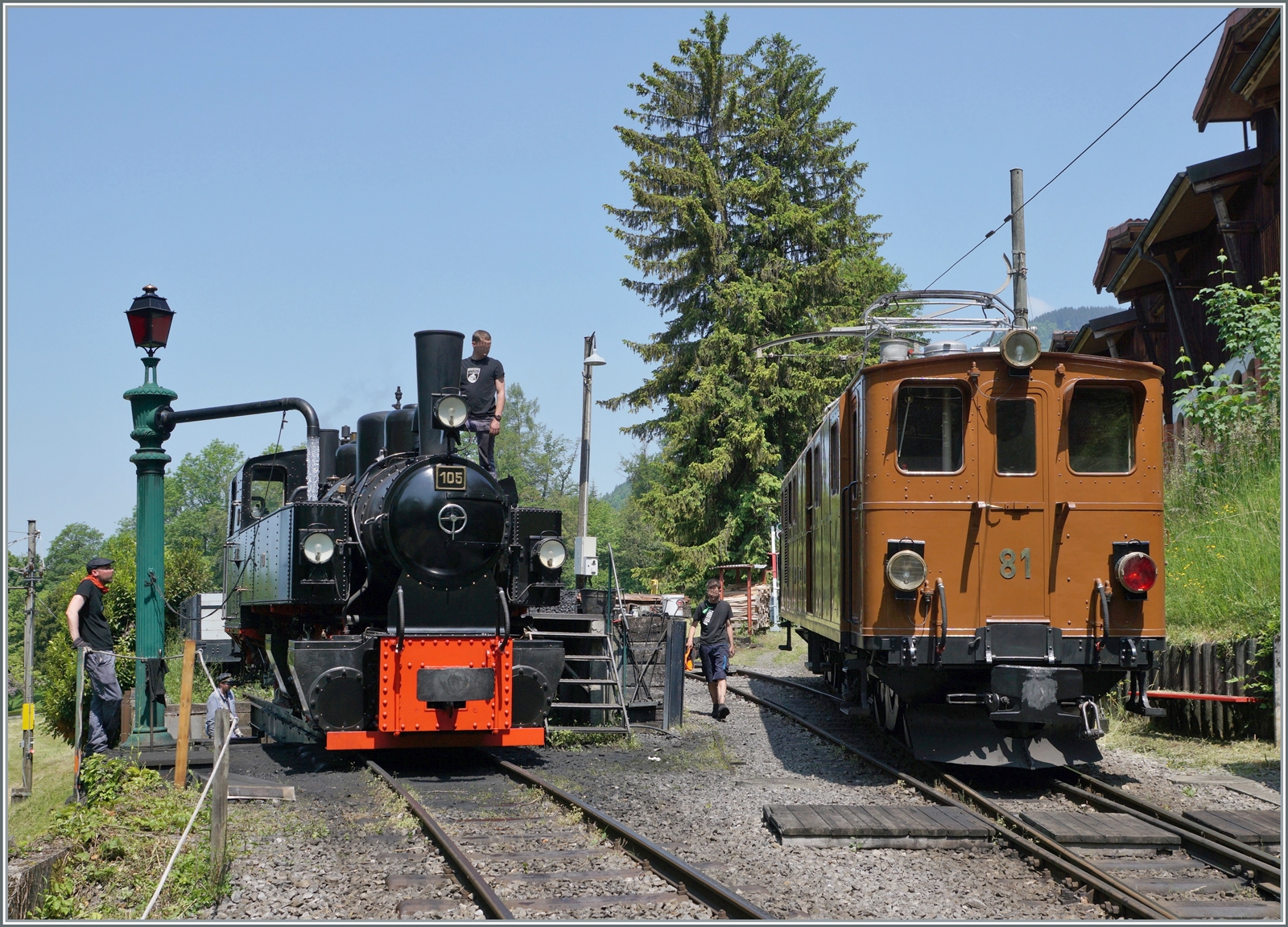 Die allein fahrende Bernina Bahn Ge 4/4 81 der Blonay-Chamby Bahn begegnet bei der Einfahrt in Chaulin der SEG G 2x 2/2 105 der B-C. 

29. Mai 2023