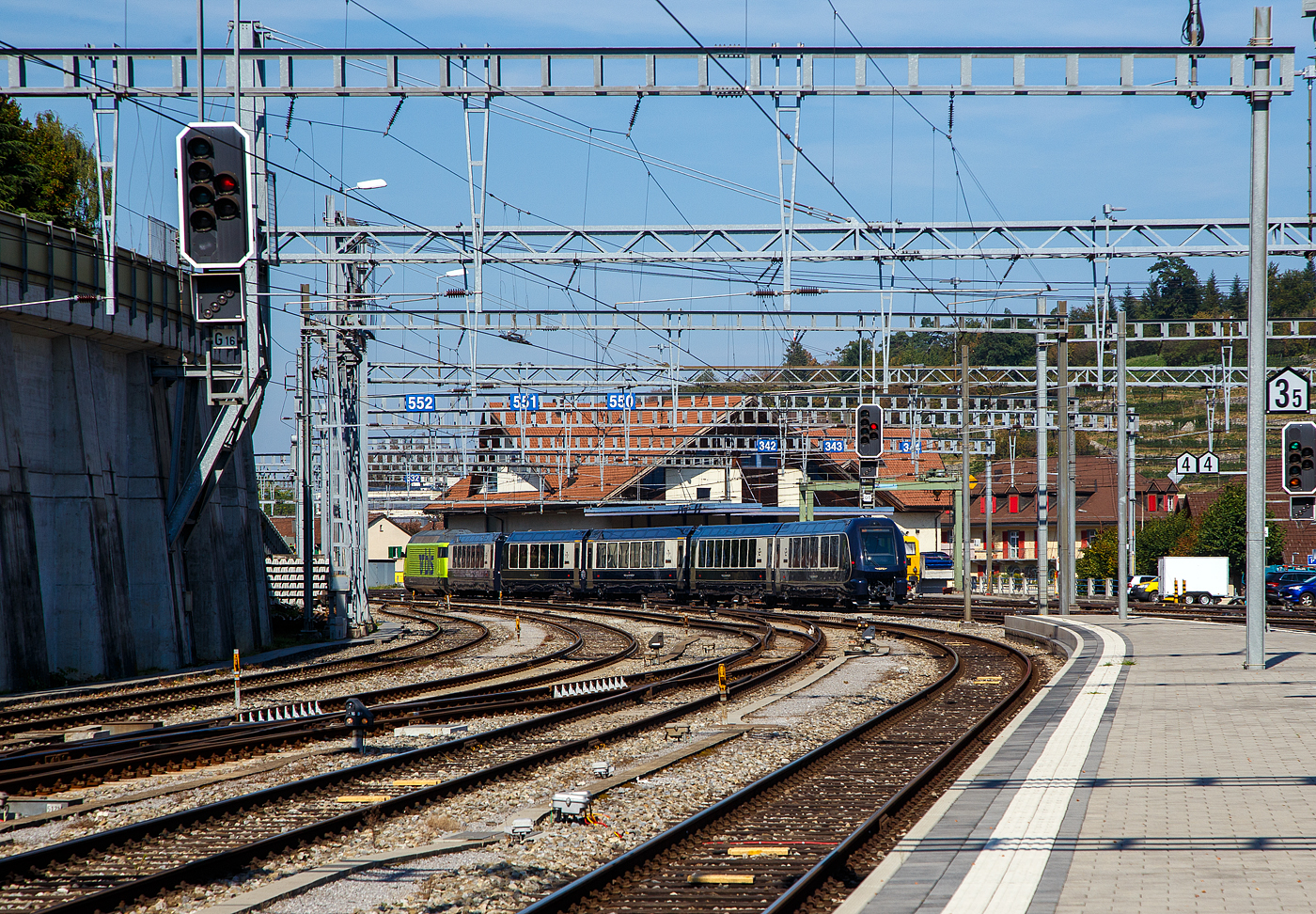 Die BLS Re 465 012 (91 85 4 465 012-3 CH-BLS) verlässt am 11 September 2023, mit dem GoldenPass Express (GPX) von Interlaken Ost via Zweisimmen nach Montreux, den Bahnhof Spiez.

Noch sind es hier, mit dem Interfacewagen (Bsi) direkt hinter der BLS Re 465 012, fünf Wagen. Für 2023/24 sind im MOB GoldenPass Express (GPX) noch ein 2. Klasse Niederflurwagen (BsNF 271 – 274) eingeplant, die wohl noch nicht geliefert wurden.
