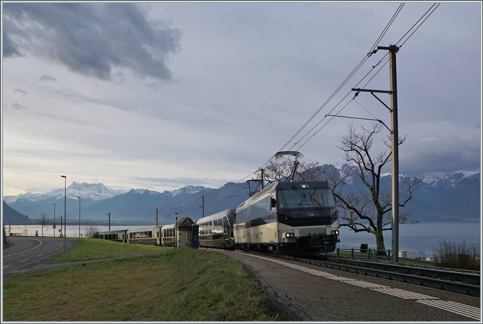 Die MOB Ge 4/4 8002 ist mit dem GoldenPass Express 4068 von Montreux nach Interlaken bei Châtelard VD unterwegs. Im Hintergrund links im Bild die  Dents de Midi .

26. Dezember 2022