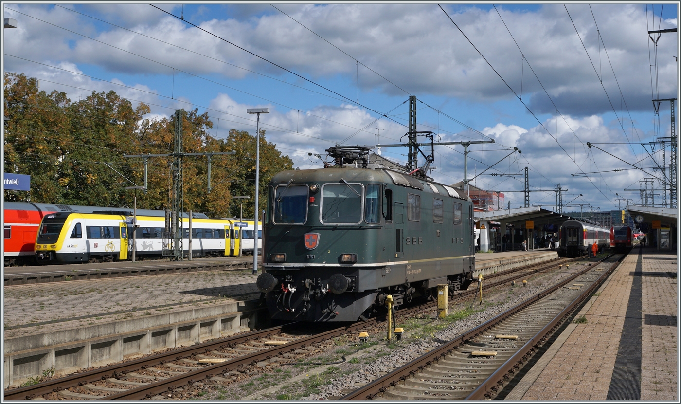 Die Re 4/4 II 11161 übernimmt in Singen ein IC von Stuttgart für die Weiterfahrt nach Zürich. 

19. Sept. 2022