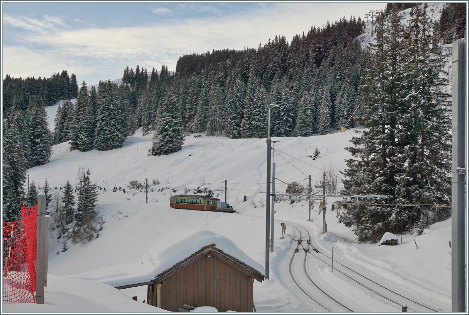 Dieses Bild zeigt einerseits einen von Mürren nach Grütschalp fahrenden Regionalzug R 66 mit Vorstellwagen, sowie die angepasste Bahnhofsausfahrt von Winteregg.

16. Jan. 2024

