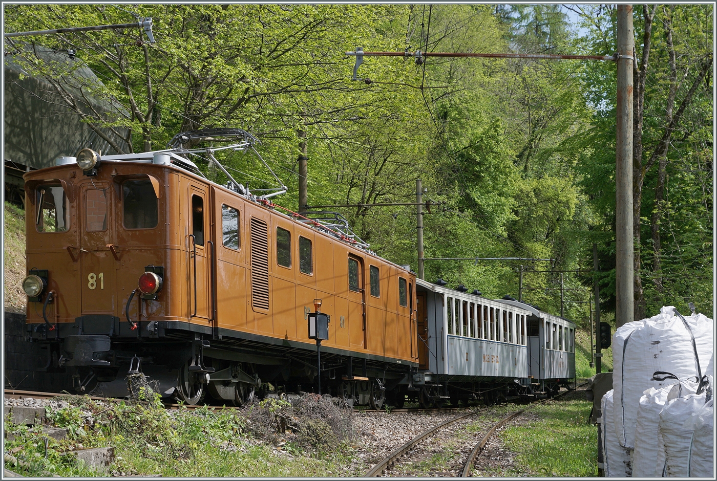 Effiziente Musemsbahn: Die Bernina Bahn Ge 4/4 81 hat die sonst für die Rückfahrt nach Blonay in Chaulin abgestellte Komposition übernommen und fährt den Extra-Zug nach Chamby. Dort bleiben die Wagen stehen und werden später von der G 2x 2/2 105 abgeholt und als Dampfzug nach Blonay in Chaulin bereitgestellt. 

5. Mai 2024