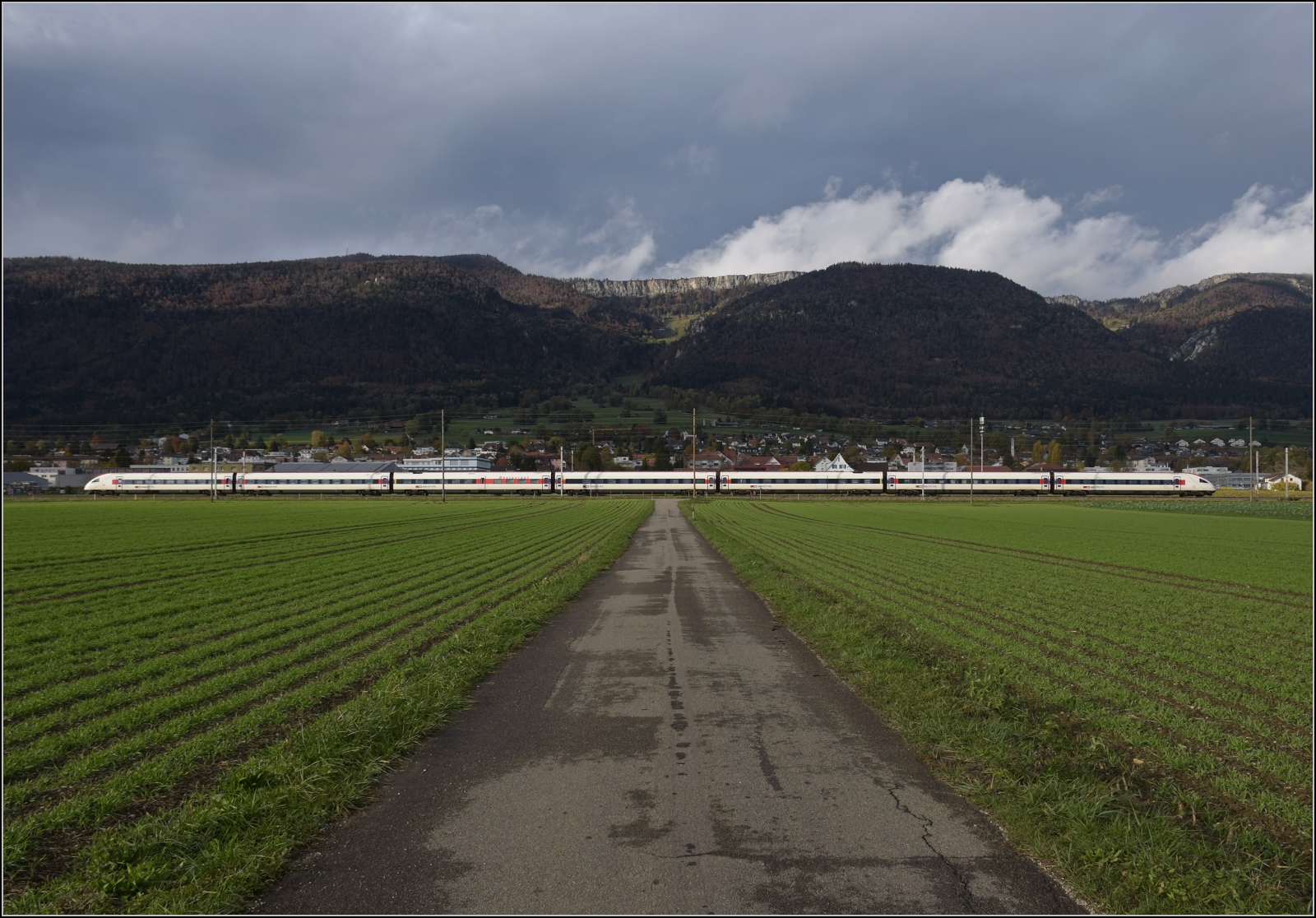 Ein bisschen Jurasüdfuss. 

RABDe 500 026 'Francesco Boromini' bei Grenchen. Knapp 1000 Meter erheben sich die Felswände der Wandflue beim hinteren Obergrenchenberg über die Bahnlinie. November 2023.