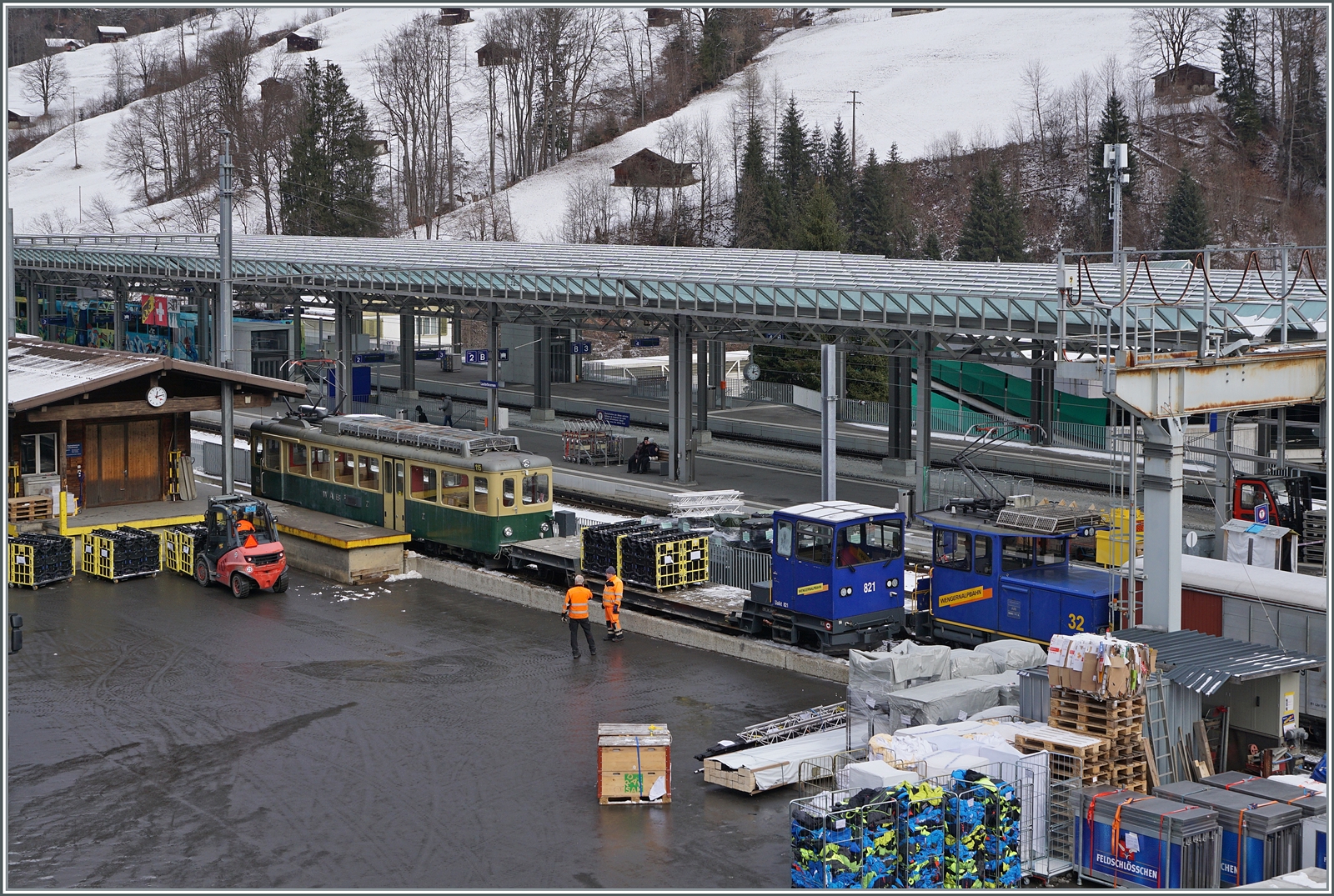 Ein Blick auf den WAB Güterumschlagplatz von Lauterbrunnen mit dem WAB BDeh 4/4 115 beim Güterschuppen und des etwas verdeckten He 2/2 32. 

16. Jan. 2024