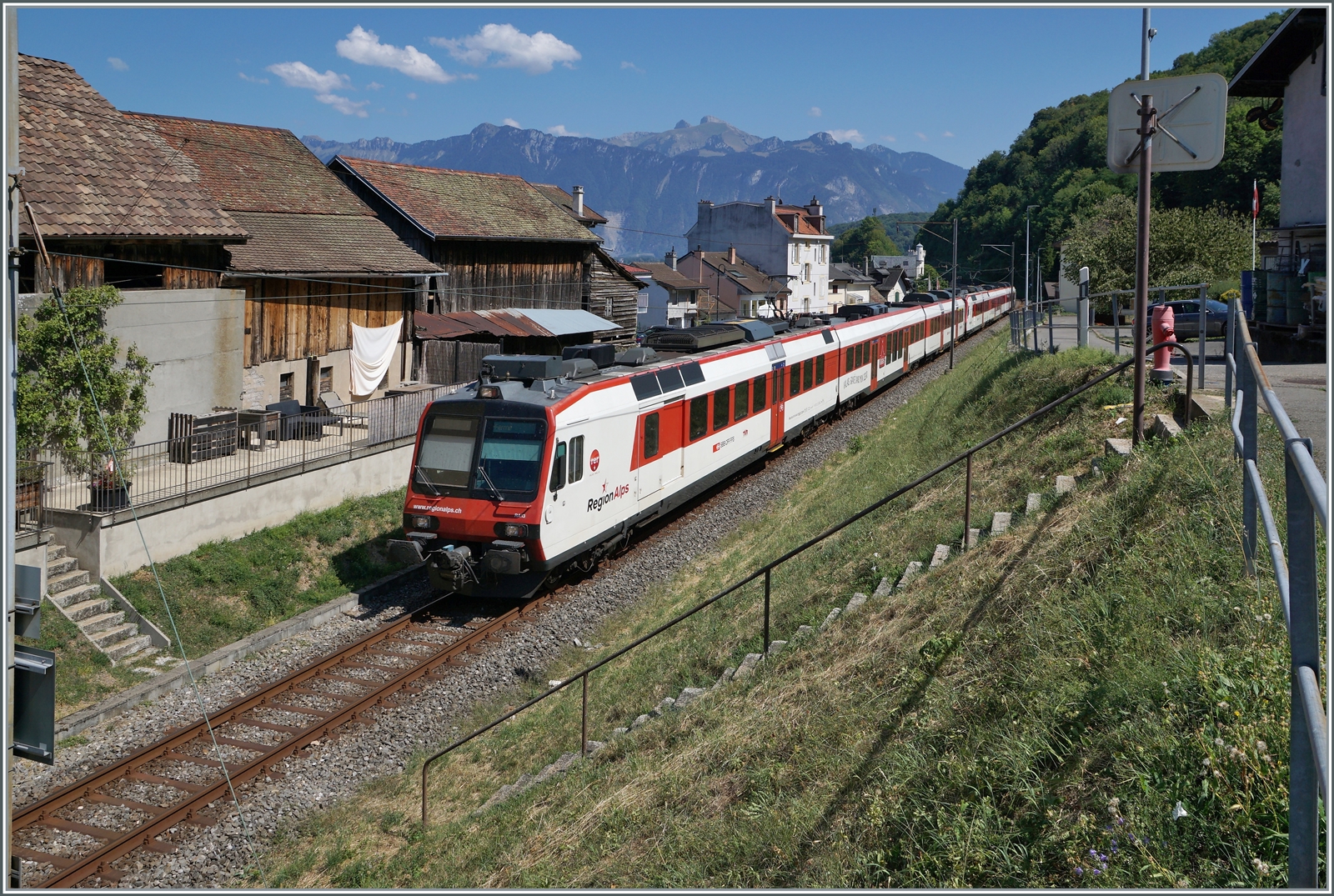 Ein Region Alps Zug in Doppeltraktion erreicht sein Ziel St-Gingolph (Suisse). 

16. Aug. 2022